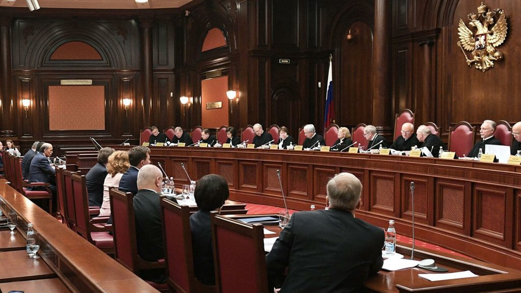 Конституционный суд напомнил о равенстве прокурора и других участников административного дела