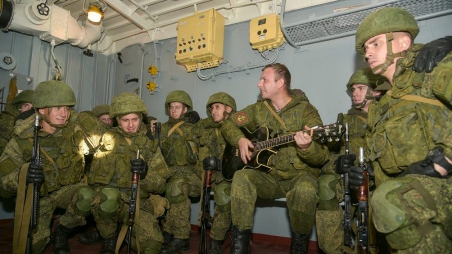 В Белгороде у военкомата образовались очереди из мобилизованных и провожающих