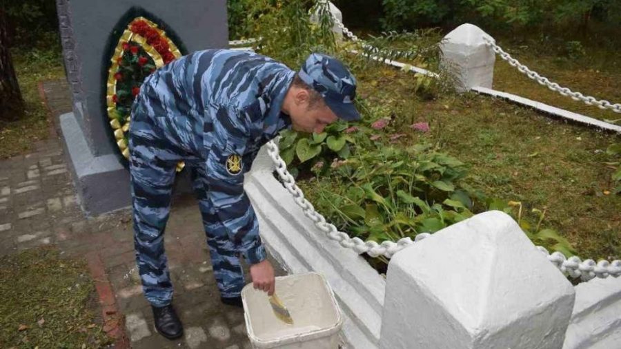 Сотрудники КП-3 привели в порядок памятник погибшим подпольщикам