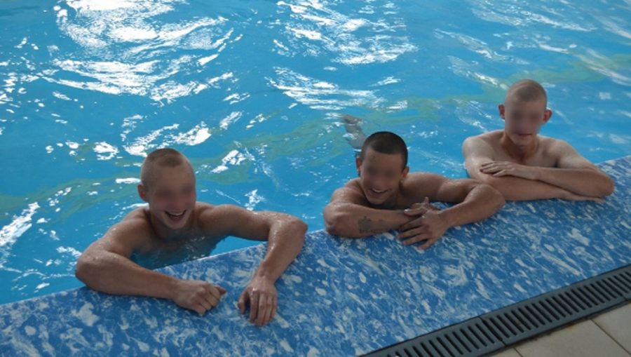 Брянских осужденных подростков поощрили поездкой в бассейн