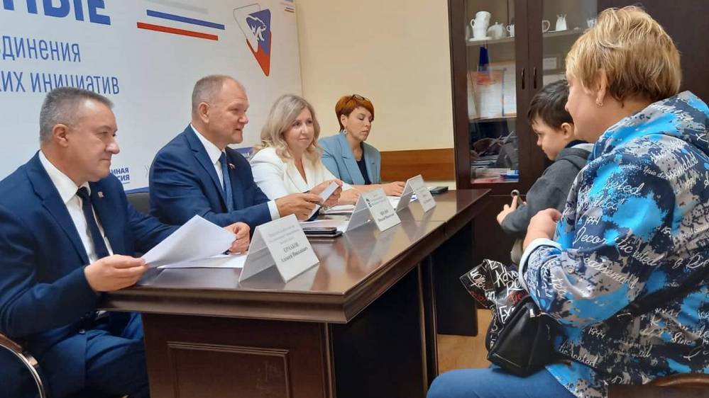 Николай Щеглов и Инна Мухина провели прием граждан по вопросам образования