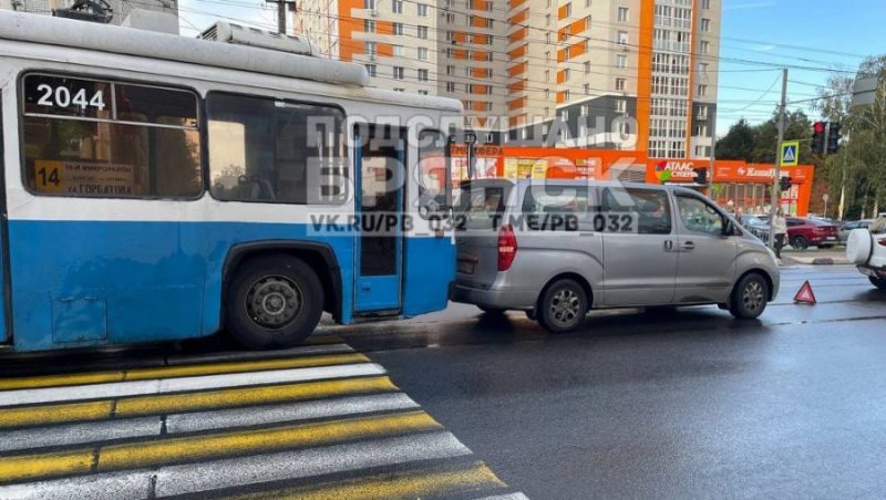 В Брянске на улице Дуки на пешеходном переходе троллейбус врезался в минивэн