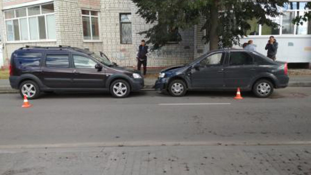 В Брянске автомобилист на «Ладе» столкнул припаркованный «Рено» на его водителя