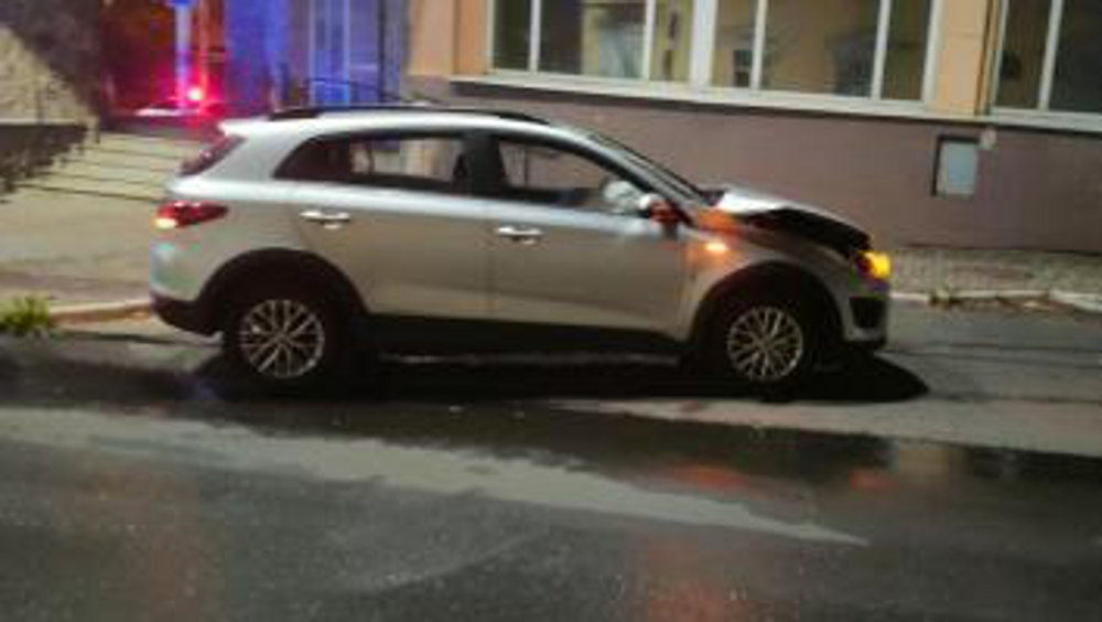 В Брянске при столкновении автомобилей пассажирка одного из них сломала нос