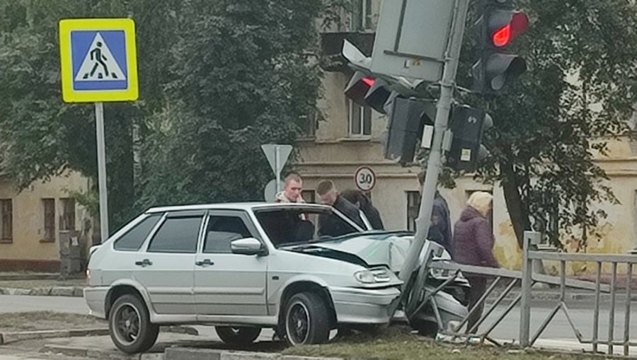 В Брянске на Московском проспекте автомобиль снес светофор и врезался в ограждение