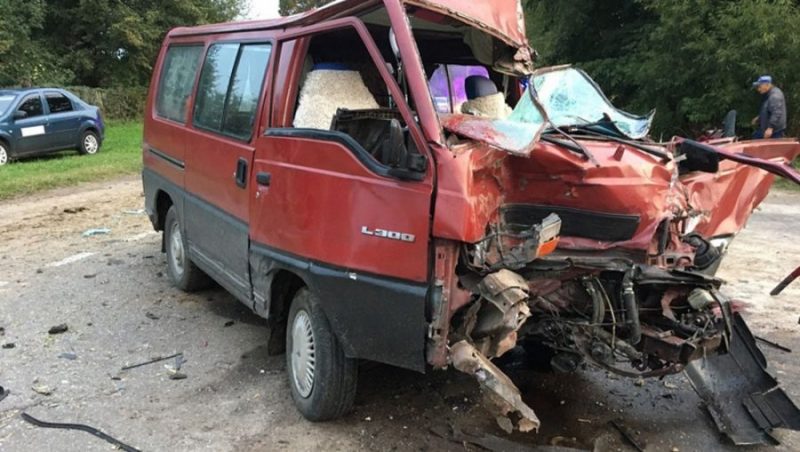 В Мглинском районе погиб водитель микроавтобуса при столкновении с трактором