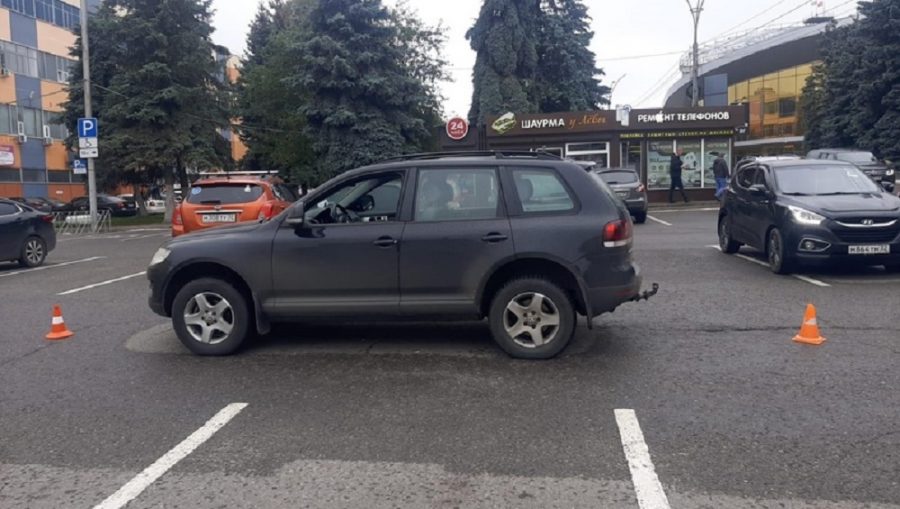 В Брянске возле цирка водитель Volkswagen сломал руку 63-летней женщине