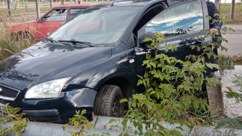 В Брянске возле школы № 66 легковой автомобиль врезался в теплотрассу