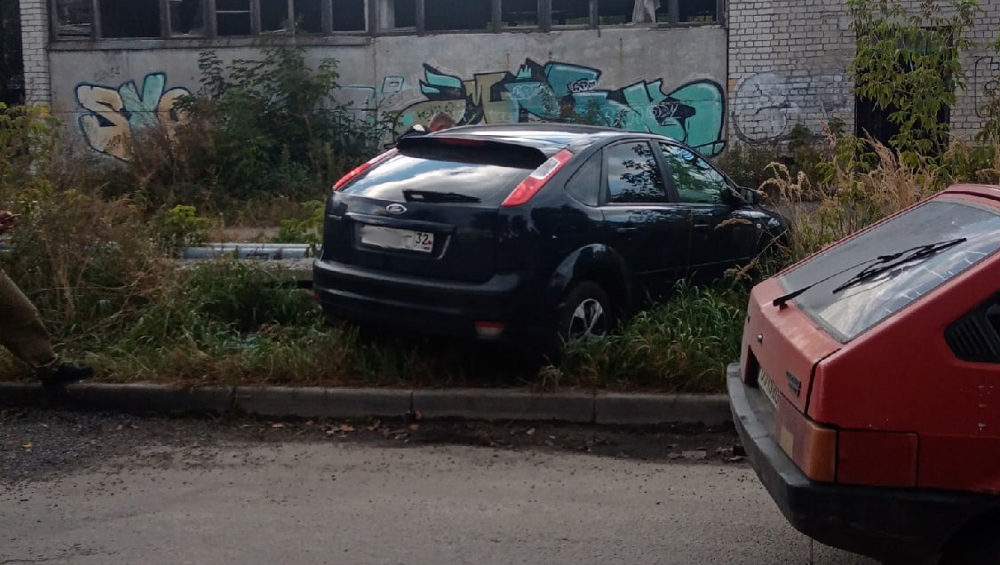 В Брянске возле школы  66 легковой автомобиль врезался в теплотрассу