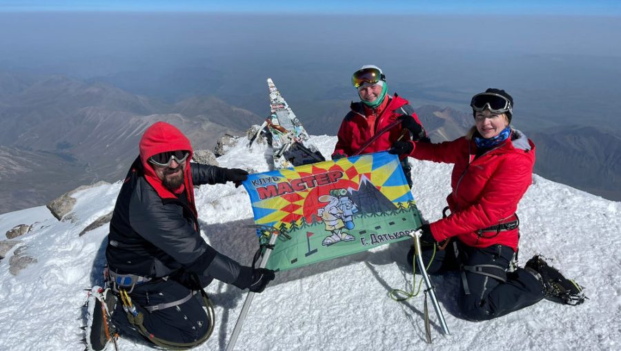 Супружеская пара из Дятькова и их землячка-инструктор покорили вершину Эльбруса