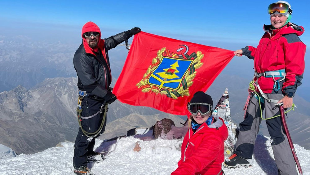 Супружеская пара из Дятькова и их землячка-инструктор покорили вершину Эльбруса
