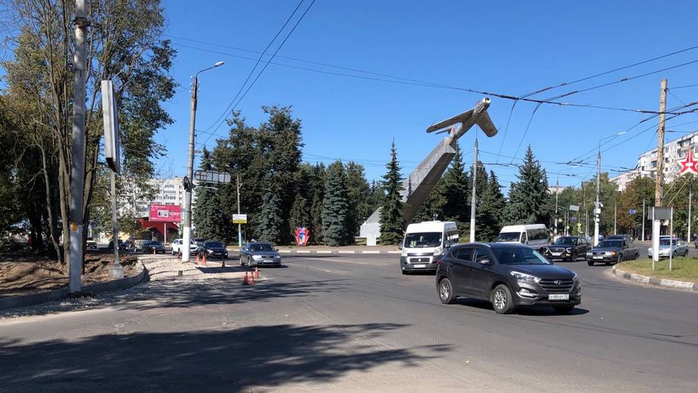 В Брянске расширили кольцевую развязку возле памятника Летчикам