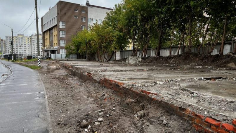 Возле облпрокуратуры в Брянске убрали строительный мусор от снесенных гаражей