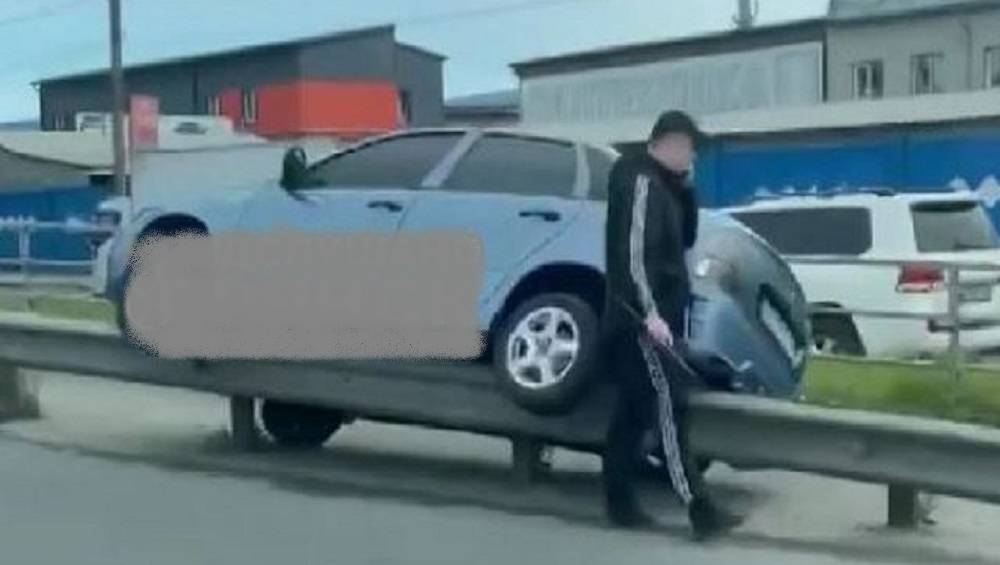 В Брянске попавший в ДТП на путепроводе автомобиль повис на отбойнике