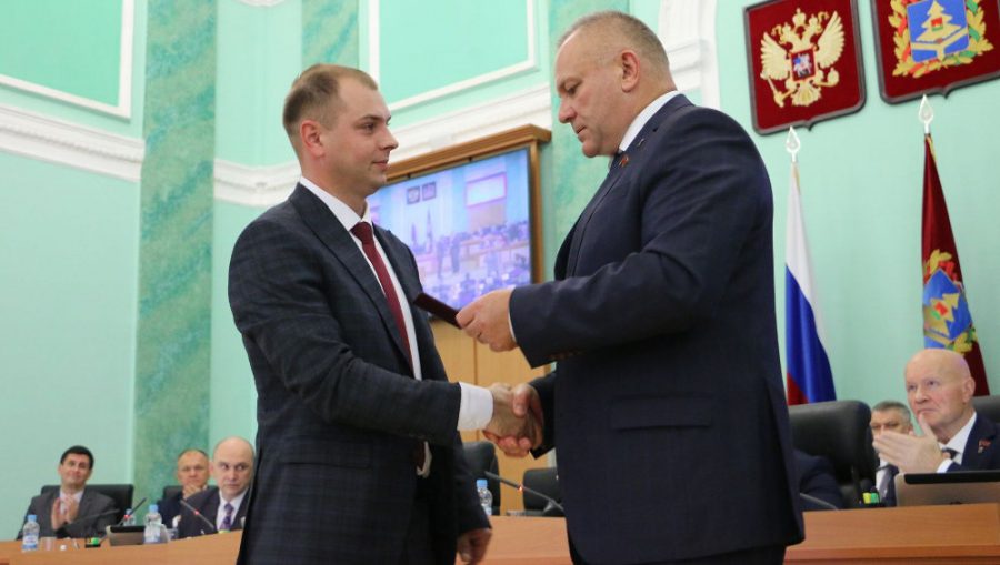 В Брянской облдуме вручили удостоверение новому депутату Павлу Исакову