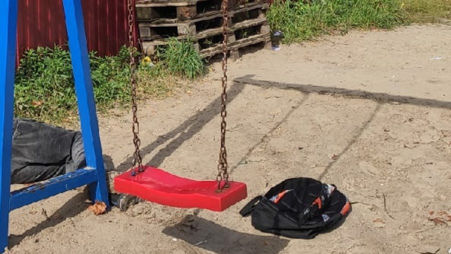 Жителей Брянска возмутил спавший на детской площадке пьяный мужчина