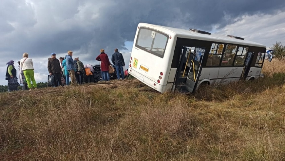 В Клинцовском районе произошло серьёзное ДТП с пассажирским автобусом