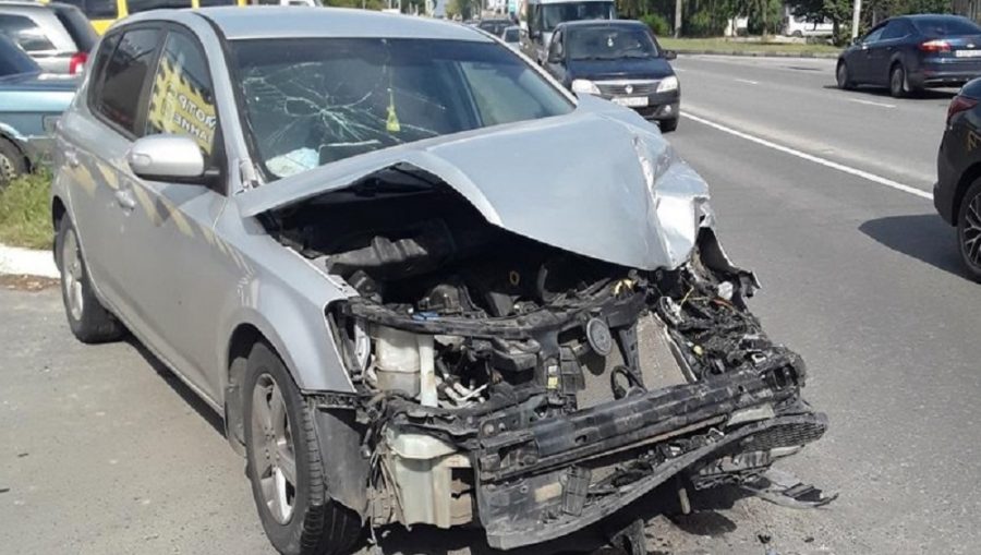 В Брянске на Литейной водитель УАЗ устроил ДТП и ранил автомобилистку