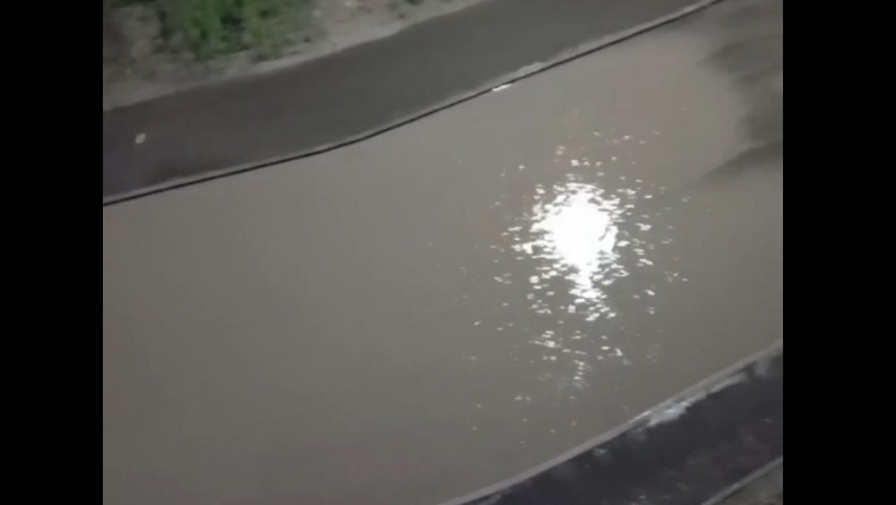 В Брянске после дождя затопило отремонтированную дорогу на улице Металлистов