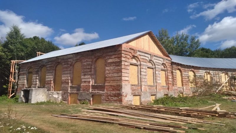 В Брянской области продолжили консервацию дворца Завадовского в Ляличах
