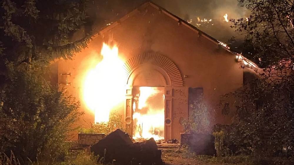 В Брянске возле мясокомбината загорелось заброшенное здание