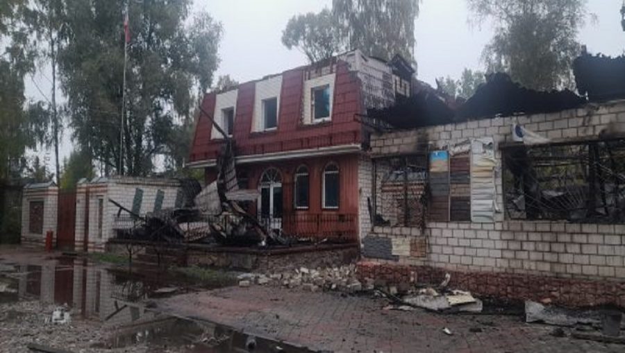 В Новозыбкове на улице Ломоносова за 3 часа сгорел магазин строительных товаров