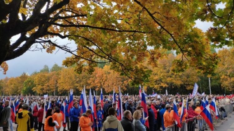 В Брянске на Кургане Бессмертия прошел митинг в поддержку решений президента России