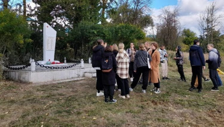 Брянские школьники привели в порядок памятник погибшим бойцам штрафной роты