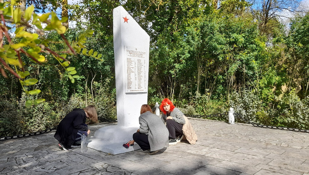 Брянские школьники привели в порядок памятник погибшим бойцам штрафной роты