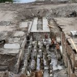 В Брянске для нового моста на набережной продолжили строить подпорную стенку