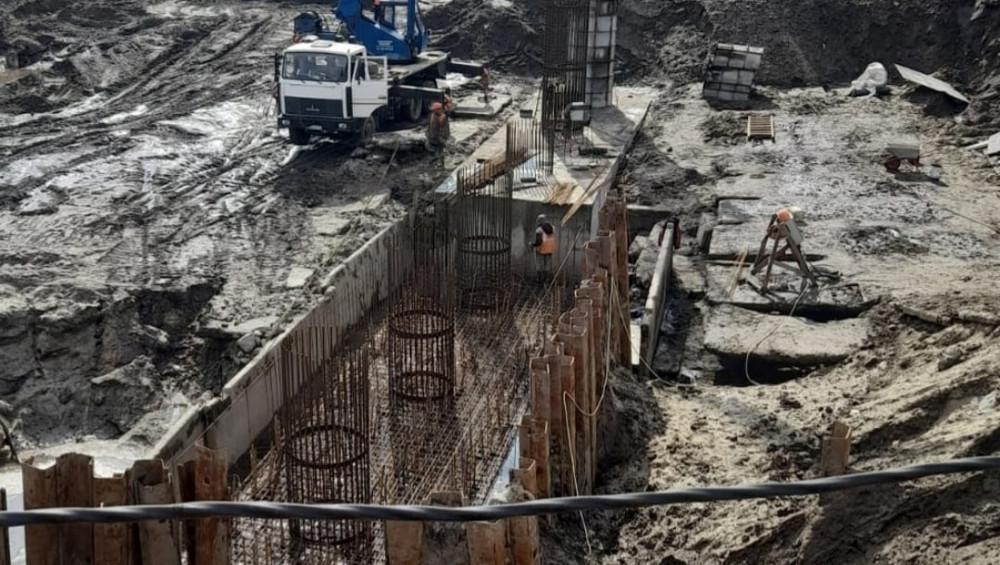 На строящемся Славянском мосту в Брянске развернулись работы по возведению двух русловых опор