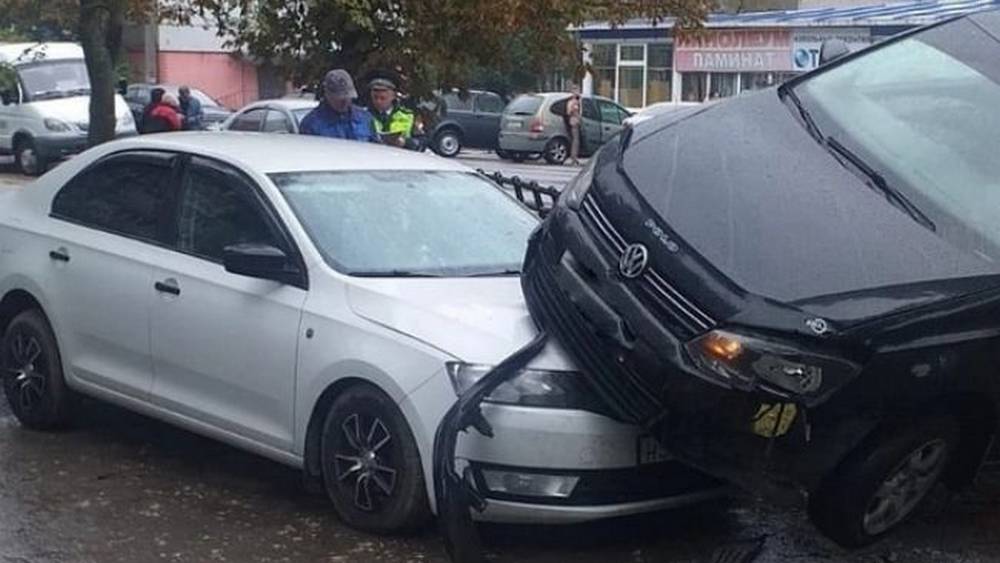 В Новозыбкове водитель залетел через забор на припаркованный автомобиль