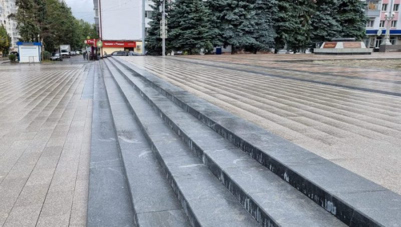 В Брянске площадь Партизан украсили натуральным гранитным камнем