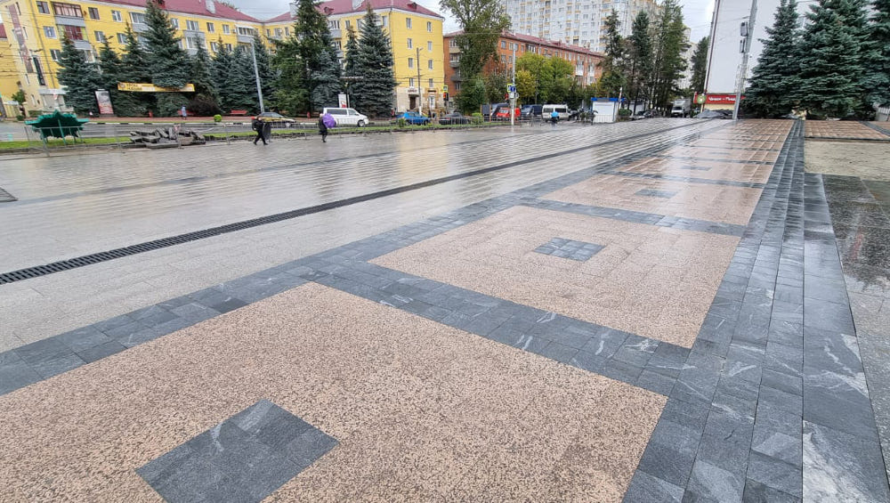 В Брянске площадь Партизан украсили натуральным гранитным камнем