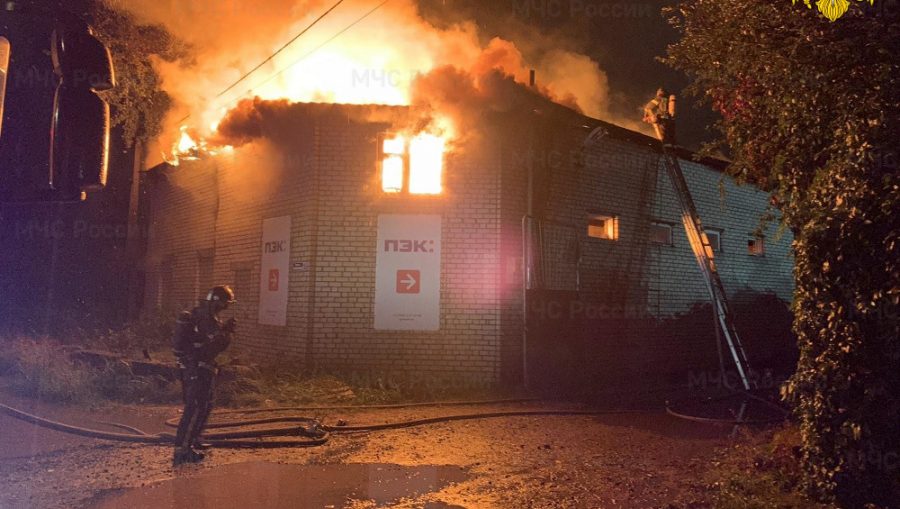 В Супоневе сгорела частная автомастерская в переулке Комсомольском