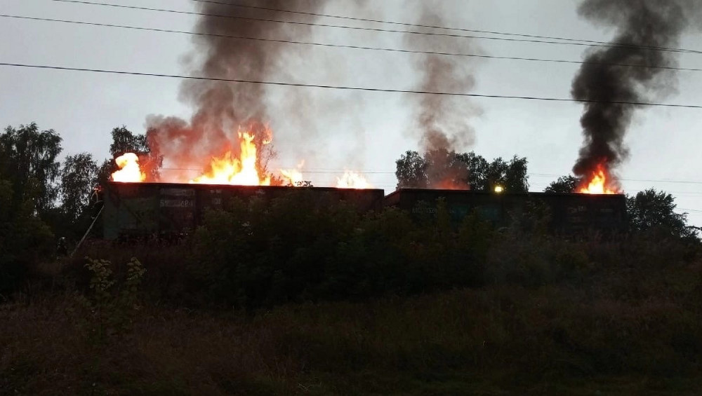 В Любохне на железнодорожной станции сгорели два вагона со шпалами