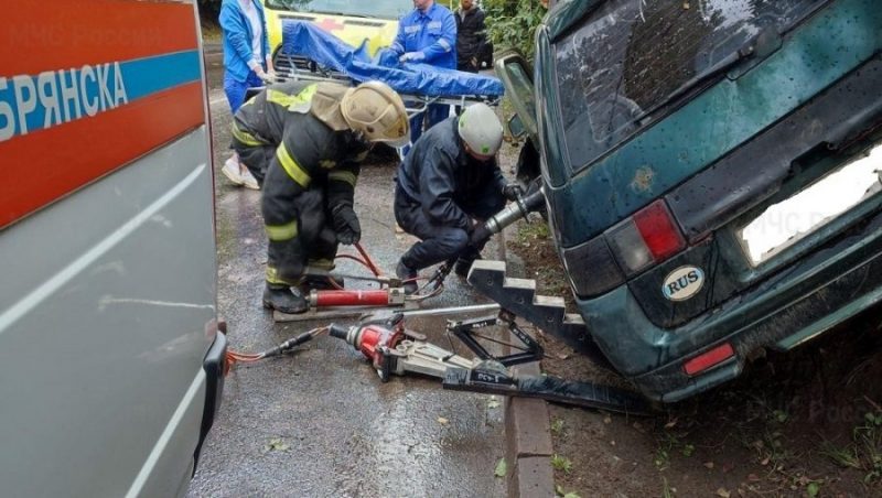 В Брянске на улице Урицкого после ДТП спасатели извлекли человека из автомобиля