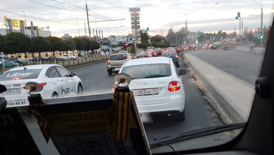 В Брянске возле ТРЦ «Аэропарк» из-за ремонта дороги возникла большая пробка