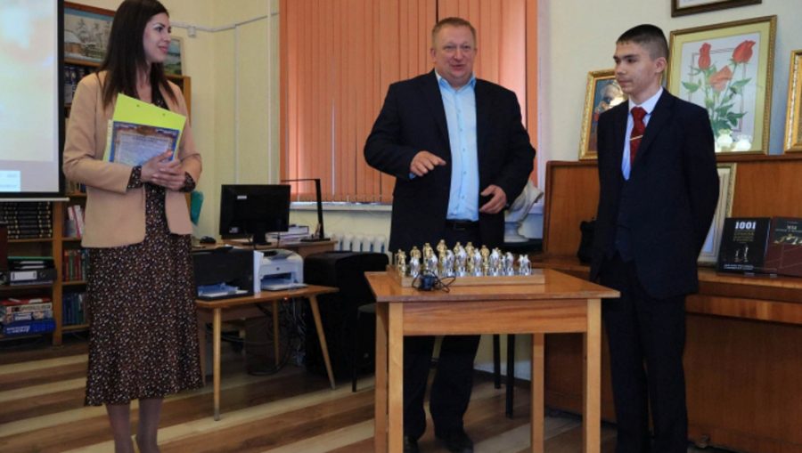 Школьник из Клинцов создал единственные в России медвежьи шахматы