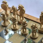 Школьник из Клинцов создал единственные в России медвежьи шахматы