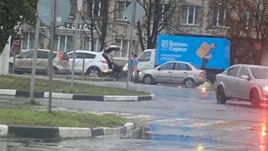 В Брянске возле школы №28 произошло ДТП с двумя автомобилями