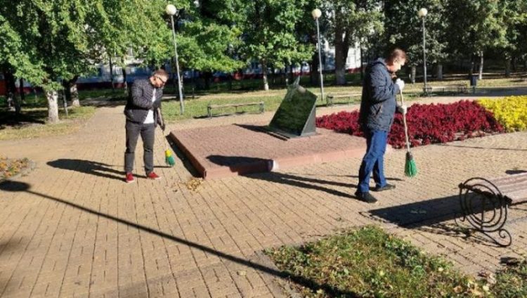 Брянские чиновники привели в порядок сквер Гайдукова и улицу возле Орлика-5