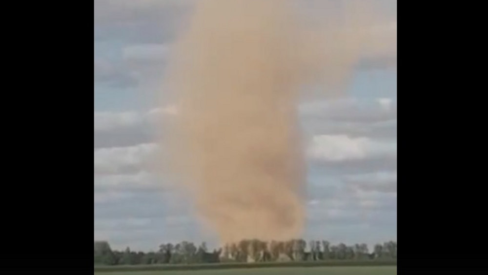 В Брянской области на поле сняли видео пылевого вихря