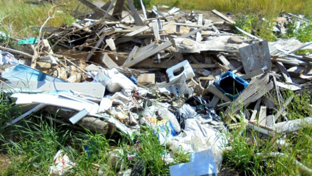 Пахотную землю в Брасовском районе очистили от стихийной свалки отходов