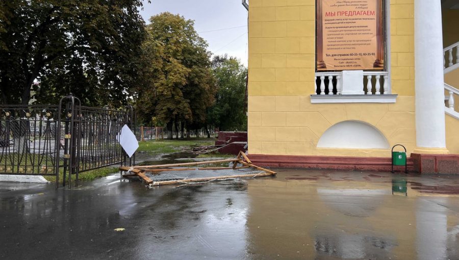 В Брянске ураганный ветер снес строительный забор возле ДК железнодорожников
