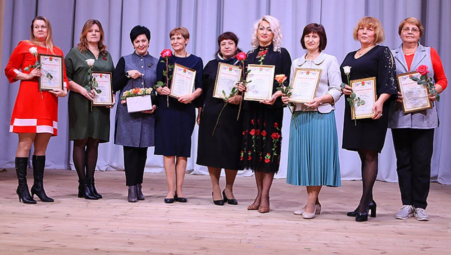 В Брянске 58 воспитателей и работников детсадов наградили грамотами и благодарностями