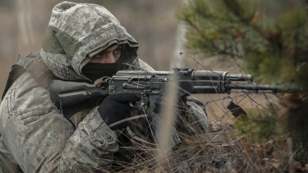 В Брянской области на военную службу набирают снайперов и разведчиков