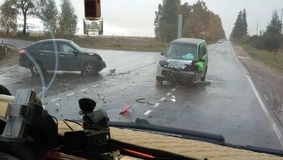 Под Дятьковом Брянской области на трассе разбились два автомобиля