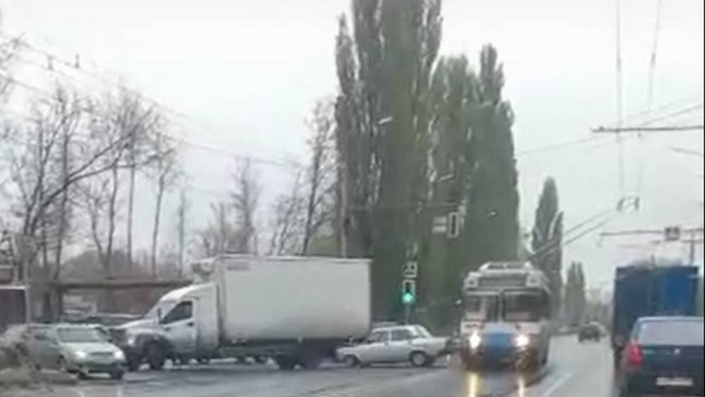 В Бежицком районе Брянска при столкновении троллейбус затолкал автомобиль под грузовик