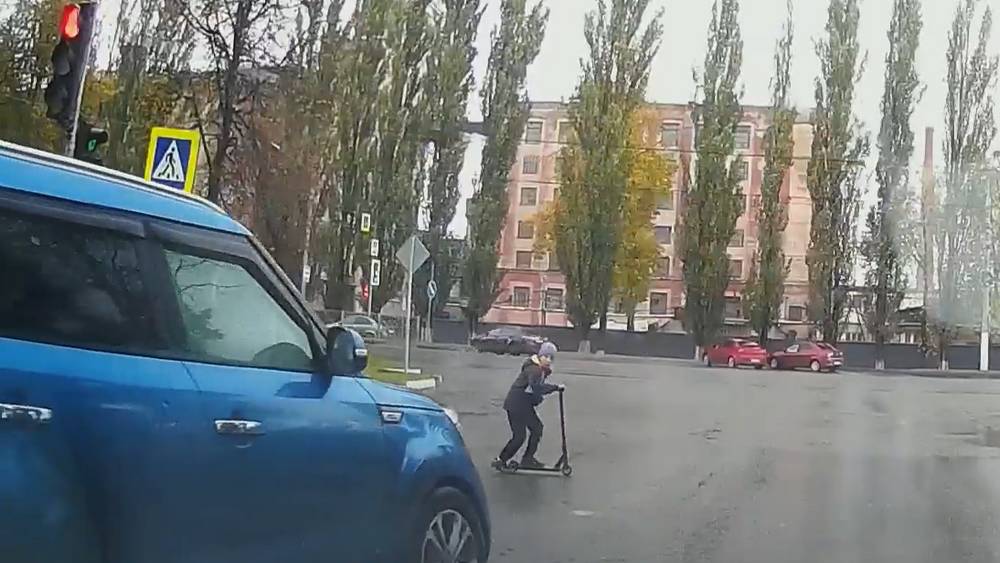В Брянске автомобилистка проехала на красный и едва не сбила двоих детей
